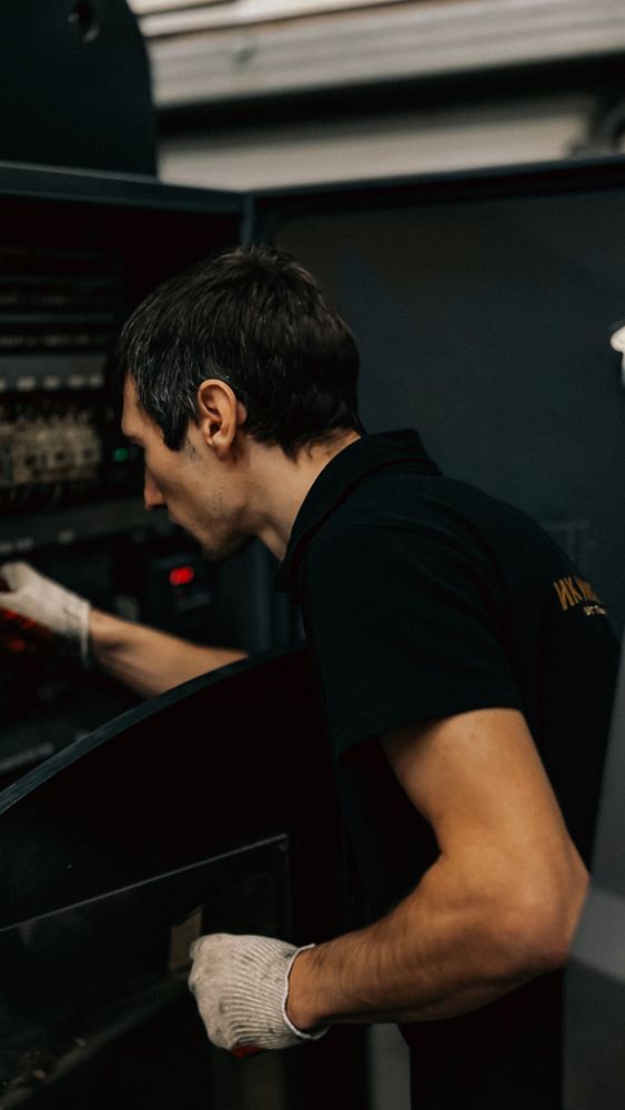 Técnico inspeccionando un equipo industrial